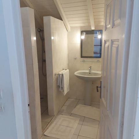 JOLIE VILLA T7 A VENDRE A TERRE DE HAUT LES SAINTESS