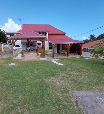 JOLIE VILLA T7 A VENDRE A TERRE DE HAUT LES SAINTESS