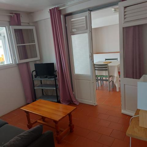 JOLIE VILLA T7 A VENDRE A TERRE DE HAUT LES SAINTESS