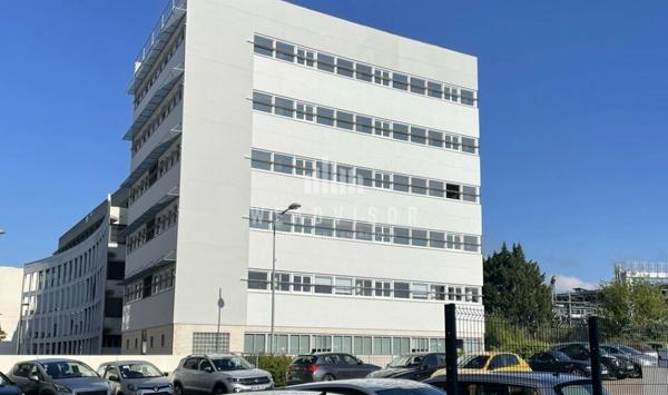 A VENDRE : BUREAUX DE 218 M² AVEC 7 STATIONNEMENTS PRIVATIFS EN SOUS SOL