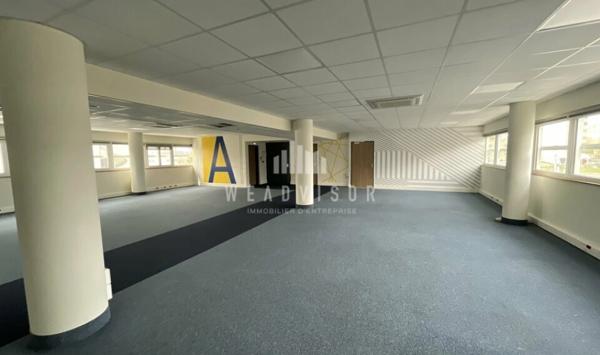 A VENDRE : BUREAUX DE 218 M² AVEC 7 STATIONNEMENTS PRIVATIFS EN SOUS SOL