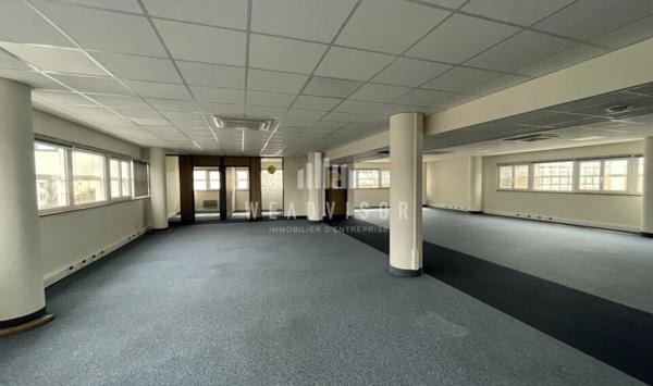 A VENDRE : BUREAUX DE 218 M² AVEC 7 STATIONNEMENTS PRIVATIFS EN SOUS SOL