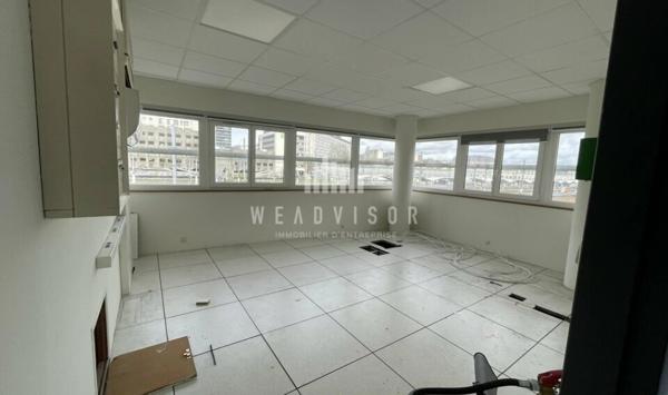 A VENDRE : BUREAUX DE 218 M² AVEC 7 STATIONNEMENTS PRIVATIFS EN SOUS SOL