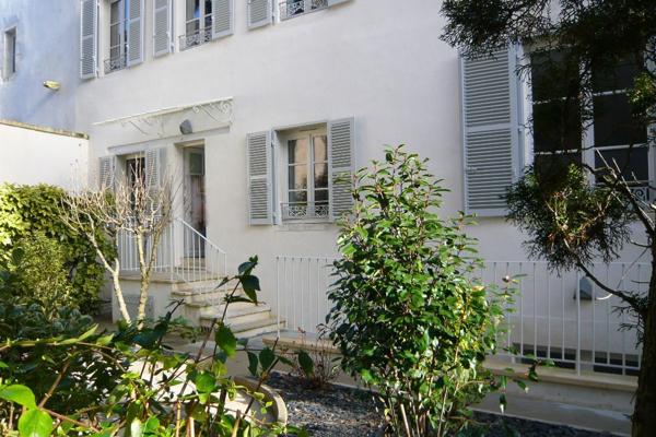 CENTRE LA ROCHELLE T4 JARDIN LOCAL VELOS