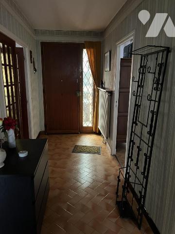 A vendre à HESDIN centre, plein pied, entrée, salle-salon, trois chambres, garage, jardin