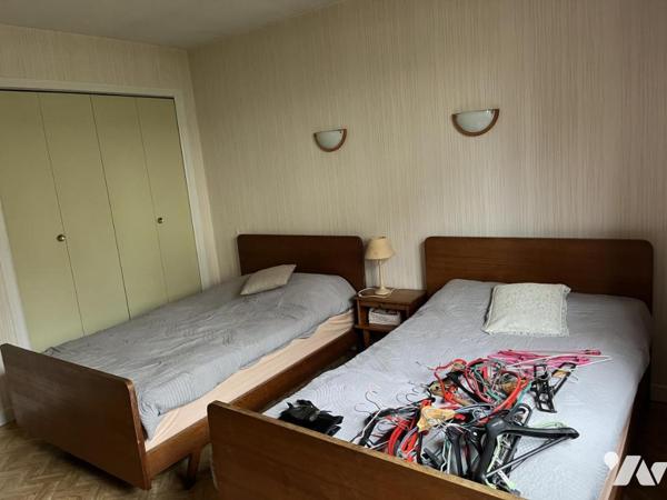 A vendre à HESDIN centre, plein pied, entrée, salle-salon, trois chambres, garage, jardin