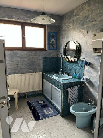 A vendre à HESDIN centre, plein pied, entrée, salle-salon, trois chambres, garage, jardin