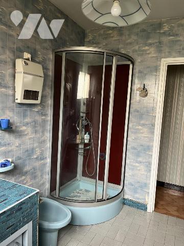 A vendre à HESDIN centre, plein pied, entrée, salle-salon, trois chambres, garage, jardin