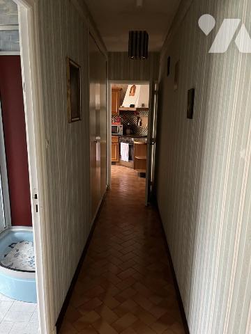 A vendre à HESDIN centre, plein pied, entrée, salle-salon, trois chambres, garage, jardin