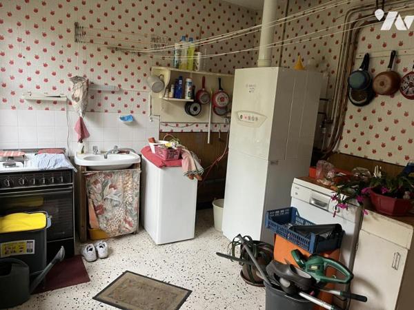 A vendre à HESDIN centre, plein pied, entrée, salle-salon, trois chambres, garage, jardin