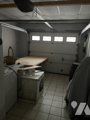 A vendre à HESDIN centre, plein pied, entrée, salle-salon, trois chambres, garage, jardin