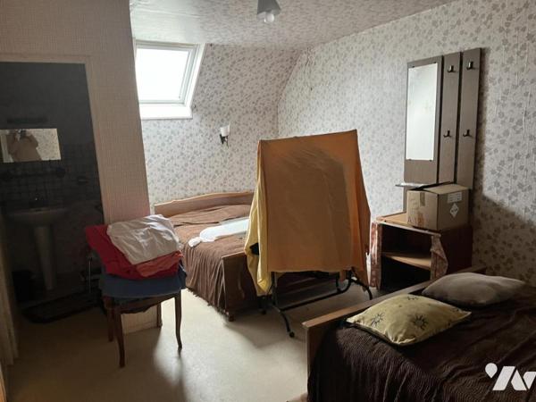 A vendre à HESDIN centre, plein pied, entrée, salle-salon, trois chambres, garage, jardin