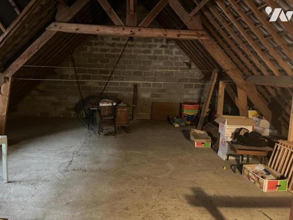 A vendre à HESDIN centre, plein pied, entrée, salle-salon, trois chambres, garage, jardin