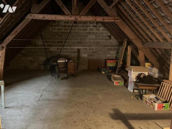 A vendre à HESDIN centre, plein pied, entrée, salle-salon, trois chambres, garage, jardin