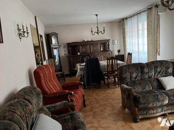 A vendre à HESDIN centre, plein pied, entrée, salle-salon, trois chambres, garage, jardin