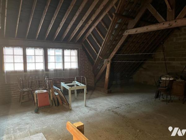 A vendre à HESDIN centre, plein pied, entrée, salle-salon, trois chambres, garage, jardin