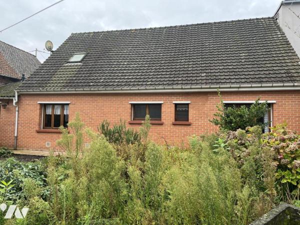 A vendre à HESDIN centre, plein pied, entrée, salle-salon, trois chambres, garage, jardin