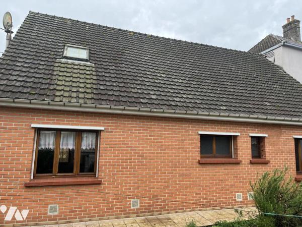 A vendre à HESDIN centre, plein pied, entrée, salle-salon, trois chambres, garage, jardin