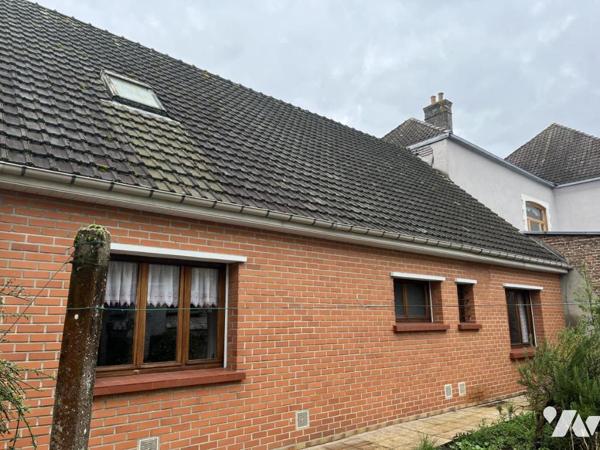 A vendre à HESDIN centre, plein pied, entrée, salle-salon, trois chambres, garage, jardin