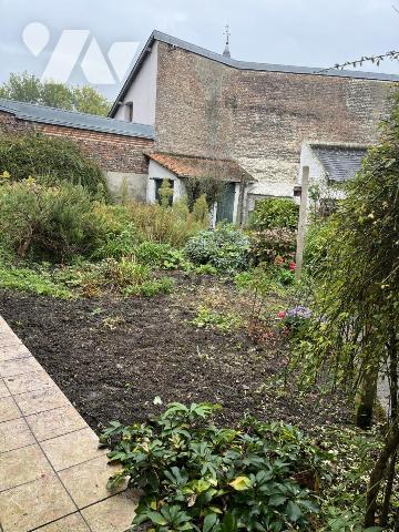A vendre à HESDIN centre, plein pied, entrée, salle-salon, trois chambres, garage, jardin