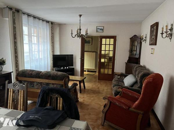 A vendre à HESDIN centre, plein pied, entrée, salle-salon, trois chambres, garage, jardin