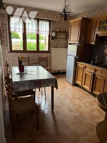 A vendre à HESDIN centre, plein pied, entrée, salle-salon, trois chambres, garage, jardin