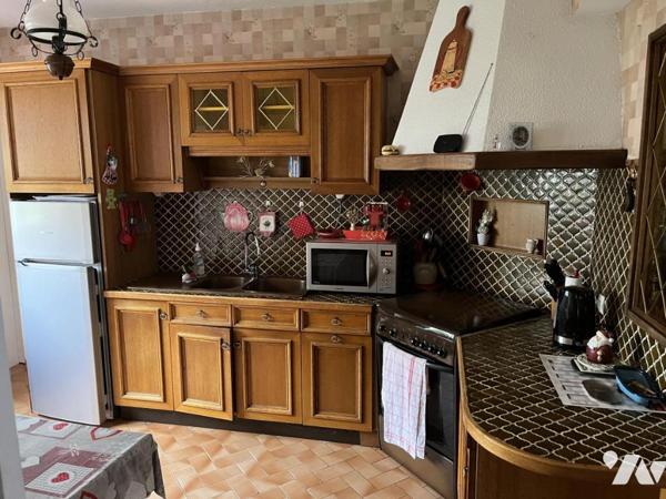 A vendre à HESDIN centre, plein pied, entrée, salle-salon, trois chambres, garage, jardin