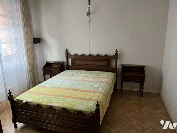 A vendre à HESDIN centre, plein pied, entrée, salle-salon, trois chambres, garage, jardin