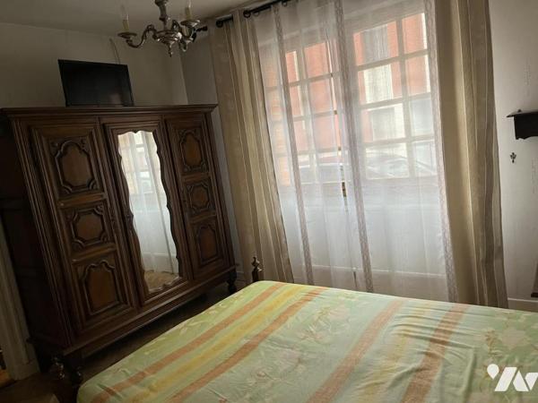 A vendre à HESDIN centre, plein pied, entrée, salle-salon, trois chambres, garage, jardin