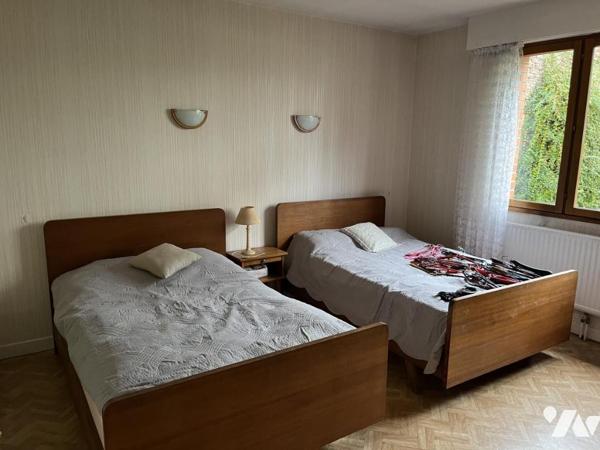 A vendre à HESDIN centre, plein pied, entrée, salle-salon, trois chambres, garage, jardin