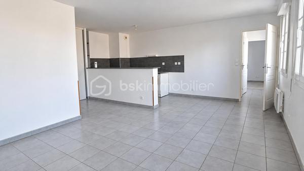 Appartement T2 d’environ 49 m² à Amiens avec garage fermé

Au pied des Hortillonnages et du chemin de halage, à proximité de Saint-Leu et du centre-ville d’Amiens, découvrez ce deux-pièces d’environ 49 m² avec garage fermé privatif en sous-sol. Un emplacement agréable pour profiter de la ville à pied et des promenades au bord de l’eau, avec le confort de disposer de votre propre stationnement.

Dans la contre-allée du boulevard de Beauvillé, cette petite résidence de 2010 accueille un appartement au calme, côté arrière, au premier étage avec ascenseur.

L’entrée avec placard mène à un séjour avec cuisine ouverte. Un dégagement dessert une chambre, une salle d’eau et des WC séparés.

Sans travaux à prévoir et actuellement vide, l’appartement est prêt à accueillir votre mobilier et vos envies de décoration. Vous pouvez vous installer et créer un intérieur à votre image, selon vos goûts.

Le garage fermé constitue un atout majeur de ce bien : un espace privatif pour stationner votre véhicule et disposer de rangement supplémentaire, à proximité du centre-ville.

Chauffage électrique individuel avec radiateurs programmables. DPE C.

Pour découvrir l’appartement, son garage et son environnement, contactez-moi et organisons une visite.