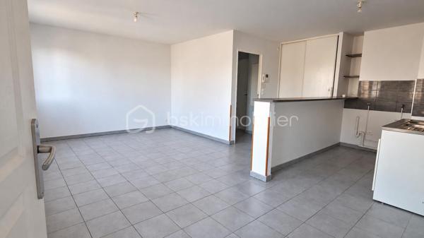 Appartement T2 d’environ 49 m² à Amiens avec garage fermé

Au pied des Hortillonnages et du chemin de halage, à proximité de Saint-Leu et du centre-ville d’Amiens, découvrez ce deux-pièces d’environ 49 m² avec garage fermé privatif en sous-sol. Un emplacement agréable pour profiter de la ville à pied et des promenades au bord de l’eau, avec le confort de disposer de votre propre stationnement.

Dans la contre-allée du boulevard de Beauvillé, cette petite résidence de 2010 accueille un appartement au calme, côté arrière, au premier étage avec ascenseur.

L’entrée avec placard mène à un séjour avec cuisine ouverte. Un dégagement dessert une chambre, une salle d’eau et des WC séparés.

Sans travaux à prévoir et actuellement vide, l’appartement est prêt à accueillir votre mobilier et vos envies de décoration. Vous pouvez vous installer et créer un intérieur à votre image, selon vos goûts.

Le garage fermé constitue un atout majeur de ce bien : un espace privatif pour stationner votre véhicule et disposer de rangement supplémentaire, à proximité du centre-ville.

Chauffage électrique individuel avec radiateurs programmables. DPE C.

Pour découvrir l’appartement, son garage et son environnement, contactez-moi et organisons une visite.