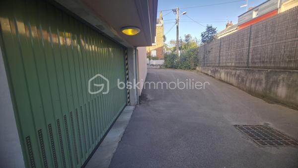 Appartement T2 d’environ 49 m² à Amiens avec garage fermé

Au pied des Hortillonnages et du chemin de halage, à proximité de Saint-Leu et du centre-ville d’Amiens, découvrez ce deux-pièces d’environ 49 m² avec garage fermé privatif en sous-sol. Un emplacement agréable pour profiter de la ville à pied et des promenades au bord de l’eau, avec le confort de disposer de votre propre stationnement.

Dans la contre-allée du boulevard de Beauvillé, cette petite résidence de 2010 accueille un appartement au calme, côté arrière, au premier étage avec ascenseur.

L’entrée avec placard mène à un séjour avec cuisine ouverte. Un dégagement dessert une chambre, une salle d’eau et des WC séparés.

Sans travaux à prévoir et actuellement vide, l’appartement est prêt à accueillir votre mobilier et vos envies de décoration. Vous pouvez vous installer et créer un intérieur à votre image, selon vos goûts.

Le garage fermé constitue un atout majeur de ce bien : un espace privatif pour stationner votre véhicule et disposer de rangement supplémentaire, à proximité du centre-ville.

Chauffage électrique individuel avec radiateurs programmables. DPE C.

Pour découvrir l’appartement, son garage et son environnement, contactez-moi et organisons une visite.
