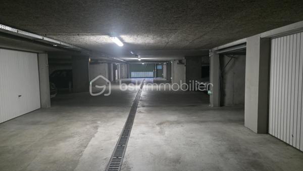 Appartement T2 d’environ 49 m² à Amiens avec garage fermé

Au pied des Hortillonnages et du chemin de halage, à proximité de Saint-Leu et du centre-ville d’Amiens, découvrez ce deux-pièces d’environ 49 m² avec garage fermé privatif en sous-sol. Un emplacement agréable pour profiter de la ville à pied et des promenades au bord de l’eau, avec le confort de disposer de votre propre stationnement.

Dans la contre-allée du boulevard de Beauvillé, cette petite résidence de 2010 accueille un appartement au calme, côté arrière, au premier étage avec ascenseur.

L’entrée avec placard mène à un séjour avec cuisine ouverte. Un dégagement dessert une chambre, une salle d’eau et des WC séparés.

Sans travaux à prévoir et actuellement vide, l’appartement est prêt à accueillir votre mobilier et vos envies de décoration. Vous pouvez vous installer et créer un intérieur à votre image, selon vos goûts.

Le garage fermé constitue un atout majeur de ce bien : un espace privatif pour stationner votre véhicule et disposer de rangement supplémentaire, à proximité du centre-ville.

Chauffage électrique individuel avec radiateurs programmables. DPE C.

Pour découvrir l’appartement, son garage et son environnement, contactez-moi et organisons une visite.