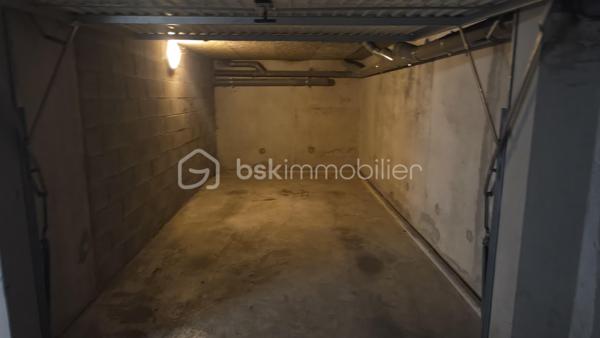 Appartement T2 d’environ 49 m² à Amiens avec garage fermé

Au pied des Hortillonnages et du chemin de halage, à proximité de Saint-Leu et du centre-ville d’Amiens, découvrez ce deux-pièces d’environ 49 m² avec garage fermé privatif en sous-sol. Un emplacement agréable pour profiter de la ville à pied et des promenades au bord de l’eau, avec le confort de disposer de votre propre stationnement.

Dans la contre-allée du boulevard de Beauvillé, cette petite résidence de 2010 accueille un appartement au calme, côté arrière, au premier étage avec ascenseur.

L’entrée avec placard mène à un séjour avec cuisine ouverte. Un dégagement dessert une chambre, une salle d’eau et des WC séparés.

Sans travaux à prévoir et actuellement vide, l’appartement est prêt à accueillir votre mobilier et vos envies de décoration. Vous pouvez vous installer et créer un intérieur à votre image, selon vos goûts.

Le garage fermé constitue un atout majeur de ce bien : un espace privatif pour stationner votre véhicule et disposer de rangement supplémentaire, à proximité du centre-ville.

Chauffage électrique individuel avec radiateurs programmables. DPE C.

Pour découvrir l’appartement, son garage et son environnement, contactez-moi et organisons une visite.
