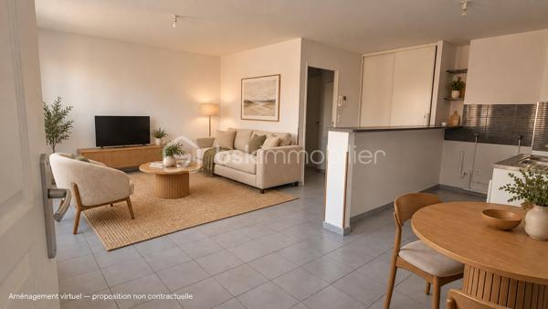 Appartement T2 d’environ 49 m² à Amiens avec garage fermé

Au pied des Hortillonnages et du chemin de halage, à proximité de Saint-Leu et du centre-ville d’Amiens, découvrez ce deux-pièces d’environ 49 m² avec garage fermé privatif en sous-sol. Un emplacement agréable pour profiter de la ville à pied et des promenades au bord de l’eau, avec le confort de disposer de votre propre stationnement.

Dans la contre-allée du boulevard de Beauvillé, cette petite résidence de 2010 accueille un appartement au calme, côté arrière, au premier étage avec ascenseur.

L’entrée avec placard mène à un séjour avec cuisine ouverte. Un dégagement dessert une chambre, une salle d’eau et des WC séparés.

Sans travaux à prévoir et actuellement vide, l’appartement est prêt à accueillir votre mobilier et vos envies de décoration. Vous pouvez vous installer et créer un intérieur à votre image, selon vos goûts.

Le garage fermé constitue un atout majeur de ce bien : un espace privatif pour stationner votre véhicule et disposer de rangement supplémentaire, à proximité du centre-ville.

Chauffage électrique individuel avec radiateurs programmables. DPE C.

Pour découvrir l’appartement, son garage et son environnement, contactez-moi et organisons une visite.