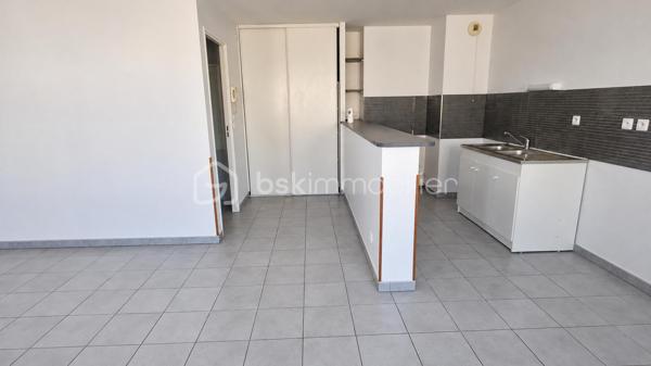 Appartement T2 d’environ 49 m² à Amiens avec garage fermé

Au pied des Hortillonnages et du chemin de halage, à proximité de Saint-Leu et du centre-ville d’Amiens, découvrez ce deux-pièces d’environ 49 m² avec garage fermé privatif en sous-sol. Un emplacement agréable pour profiter de la ville à pied et des promenades au bord de l’eau, avec le confort de disposer de votre propre stationnement.

Dans la contre-allée du boulevard de Beauvillé, cette petite résidence de 2010 accueille un appartement au calme, côté arrière, au premier étage avec ascenseur.

L’entrée avec placard mène à un séjour avec cuisine ouverte. Un dégagement dessert une chambre, une salle d’eau et des WC séparés.

Sans travaux à prévoir et actuellement vide, l’appartement est prêt à accueillir votre mobilier et vos envies de décoration. Vous pouvez vous installer et créer un intérieur à votre image, selon vos goûts.

Le garage fermé constitue un atout majeur de ce bien : un espace privatif pour stationner votre véhicule et disposer de rangement supplémentaire, à proximité du centre-ville.

Chauffage électrique individuel avec radiateurs programmables. DPE C.

Pour découvrir l’appartement, son garage et son environnement, contactez-moi et organisons une visite.