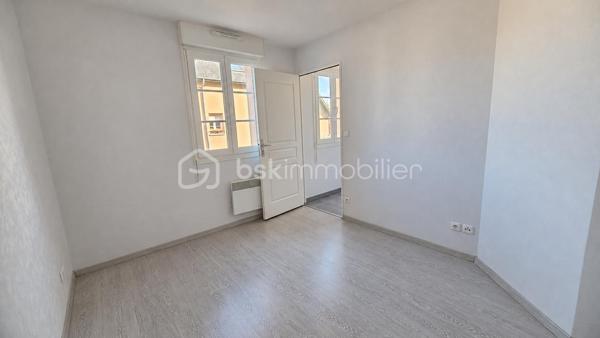 Appartement T2 d’environ 49 m² à Amiens avec garage fermé

Au pied des Hortillonnages et du chemin de halage, à proximité de Saint-Leu et du centre-ville d’Amiens, découvrez ce deux-pièces d’environ 49 m² avec garage fermé privatif en sous-sol. Un emplacement agréable pour profiter de la ville à pied et des promenades au bord de l’eau, avec le confort de disposer de votre propre stationnement.

Dans la contre-allée du boulevard de Beauvillé, cette petite résidence de 2010 accueille un appartement au calme, côté arrière, au premier étage avec ascenseur.

L’entrée avec placard mène à un séjour avec cuisine ouverte. Un dégagement dessert une chambre, une salle d’eau et des WC séparés.

Sans travaux à prévoir et actuellement vide, l’appartement est prêt à accueillir votre mobilier et vos envies de décoration. Vous pouvez vous installer et créer un intérieur à votre image, selon vos goûts.

Le garage fermé constitue un atout majeur de ce bien : un espace privatif pour stationner votre véhicule et disposer de rangement supplémentaire, à proximité du centre-ville.

Chauffage électrique individuel avec radiateurs programmables. DPE C.

Pour découvrir l’appartement, son garage et son environnement, contactez-moi et organisons une visite.