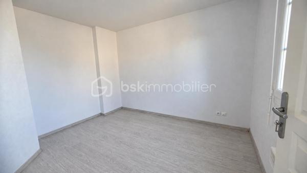 Appartement T2 d’environ 49 m² à Amiens avec garage fermé

Au pied des Hortillonnages et du chemin de halage, à proximité de Saint-Leu et du centre-ville d’Amiens, découvrez ce deux-pièces d’environ 49 m² avec garage fermé privatif en sous-sol. Un emplacement agréable pour profiter de la ville à pied et des promenades au bord de l’eau, avec le confort de disposer de votre propre stationnement.

Dans la contre-allée du boulevard de Beauvillé, cette petite résidence de 2010 accueille un appartement au calme, côté arrière, au premier étage avec ascenseur.

L’entrée avec placard mène à un séjour avec cuisine ouverte. Un dégagement dessert une chambre, une salle d’eau et des WC séparés.

Sans travaux à prévoir et actuellement vide, l’appartement est prêt à accueillir votre mobilier et vos envies de décoration. Vous pouvez vous installer et créer un intérieur à votre image, selon vos goûts.

Le garage fermé constitue un atout majeur de ce bien : un espace privatif pour stationner votre véhicule et disposer de rangement supplémentaire, à proximité du centre-ville.

Chauffage électrique individuel avec radiateurs programmables. DPE C.

Pour découvrir l’appartement, son garage et son environnement, contactez-moi et organisons une visite.