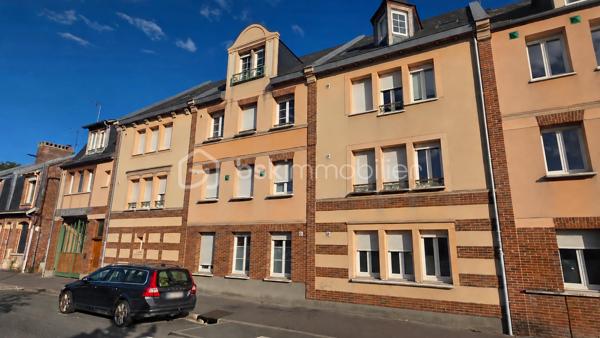 Appartement T2 d’environ 49 m² à Amiens avec garage fermé

Au pied des Hortillonnages et du chemin de halage, à proximité de Saint-Leu et du centre-ville d’Amiens, découvrez ce deux-pièces d’environ 49 m² avec garage fermé privatif en sous-sol. Un emplacement agréable pour profiter de la ville à pied et des promenades au bord de l’eau, avec le confort de disposer de votre propre stationnement.

Dans la contre-allée du boulevard de Beauvillé, cette petite résidence de 2010 accueille un appartement au calme, côté arrière, au premier étage avec ascenseur.

L’entrée avec placard mène à un séjour avec cuisine ouverte. Un dégagement dessert une chambre, une salle d’eau et des WC séparés.

Sans travaux à prévoir et actuellement vide, l’appartement est prêt à accueillir votre mobilier et vos envies de décoration. Vous pouvez vous installer et créer un intérieur à votre image, selon vos goûts.

Le garage fermé constitue un atout majeur de ce bien : un espace privatif pour stationner votre véhicule et disposer de rangement supplémentaire, à proximité du centre-ville.

Chauffage électrique individuel avec radiateurs programmables. DPE C.

Pour découvrir l’appartement, son garage et son environnement, contactez-moi et organisons une visite.
