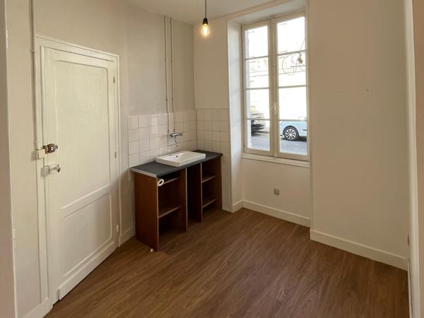 Local commercial
                                                                                                                                                                                                                                                                                                                        2 pièce(s)                                                                                                                                                                                                          37.35  m²