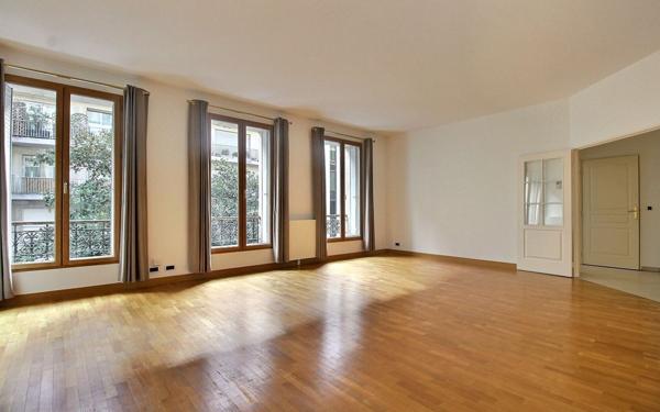 Appartement à vendre    5 pièces • 120,24 m2 Paris 16