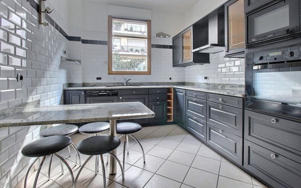 Appartement à vendre    5 pièces • 120,24 m2 Paris 16