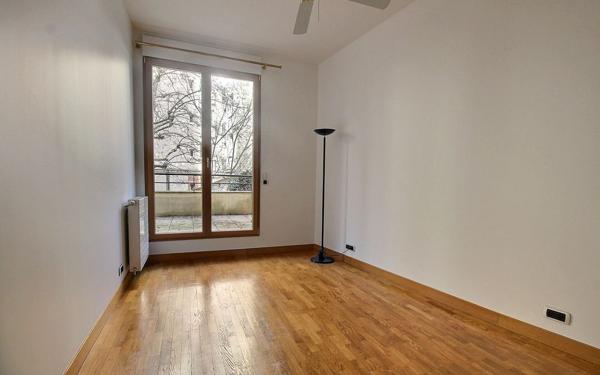 Appartement à vendre    5 pièces • 120,24 m2 Paris 16