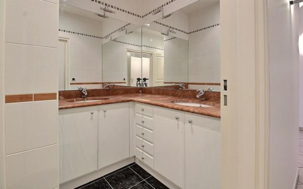 Appartement à vendre    5 pièces • 120,24 m2 Paris 16