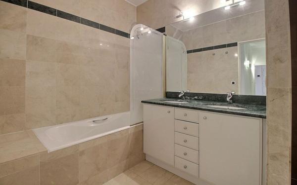 Appartement à vendre    5 pièces • 120,24 m2 Paris 16