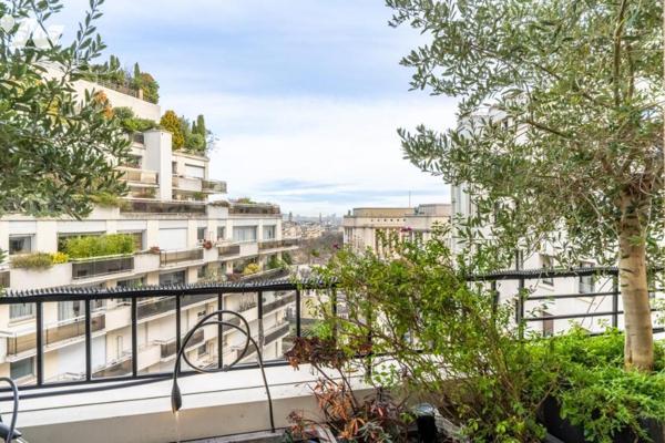 Appartement de 80m2 - 2 chambres - Est / Ouest - balcon terrasse de 38m2. 