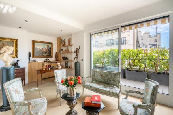 Appartement de 80m2 - 2 chambres - Est / Ouest - balcon terrasse de 38m2. 