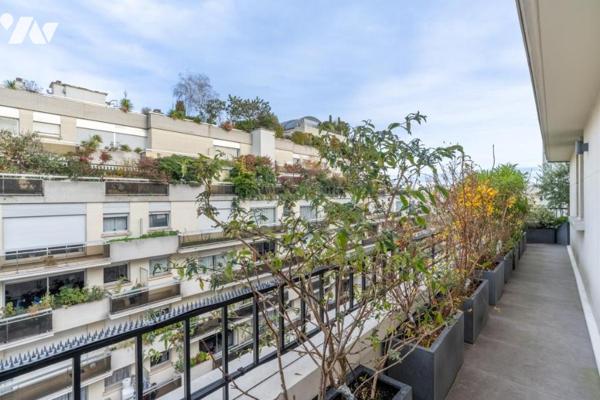 Appartement de 80m2 - 2 chambres - Est / Ouest - balcon terrasse de 38m2. 