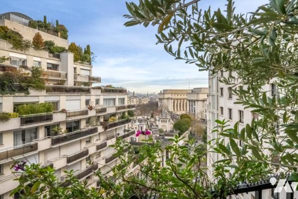 Appartement de 80m2 - 2 chambres - Est / Ouest - balcon terrasse de 38m2. 